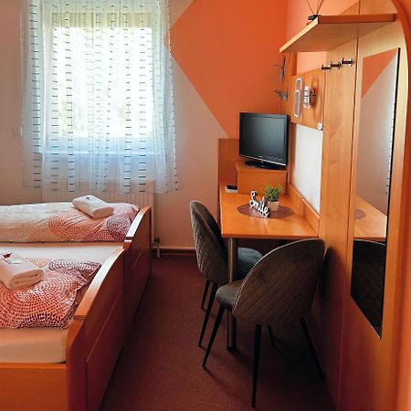 Fruehstueckspension Elena Nicoleta Caltun Fischamend Buitenkant foto